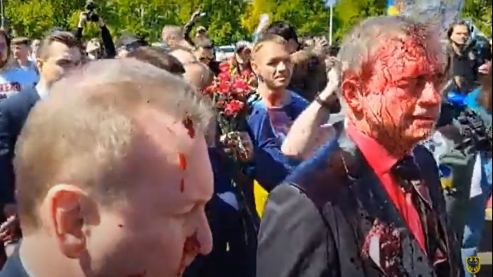 Vörös festékkel öntötték le az orosz nagykövetet Lengyelországban – videó