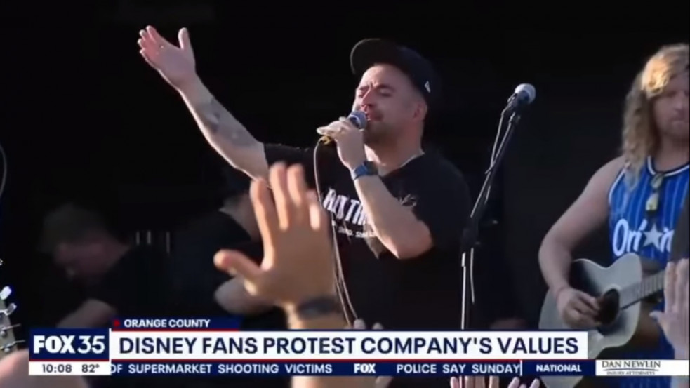 "Ne szórakozzatok a gyermekeinkkel!" - dicsérettel egybekötött tiltakozást szerveztek a keresztények a Disney World előtt