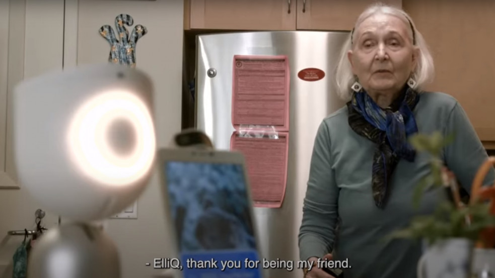 "ElliQ, köszönöm, hogy a barátom vagy!" - New York állam robotokkal enyhítené az idősek magányát és elszigeteltségét