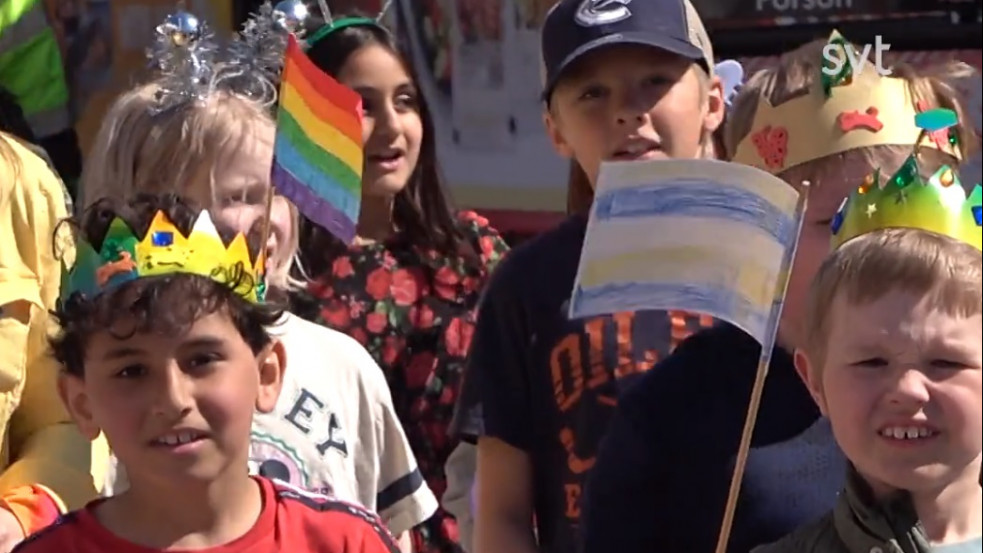 Kisiskolásoknak rendezett Pride-felvonulást egy svéd iskola