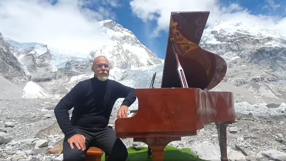 A Himaláján adott koncertet a Guinness-esélyes magyar zongoraművész