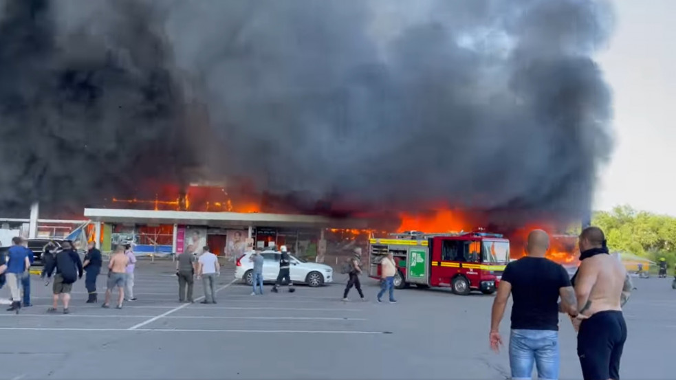 Bomba csapódott egy bevásárlóközpontba Kremencsukban, legalább 18-an meghaltak 