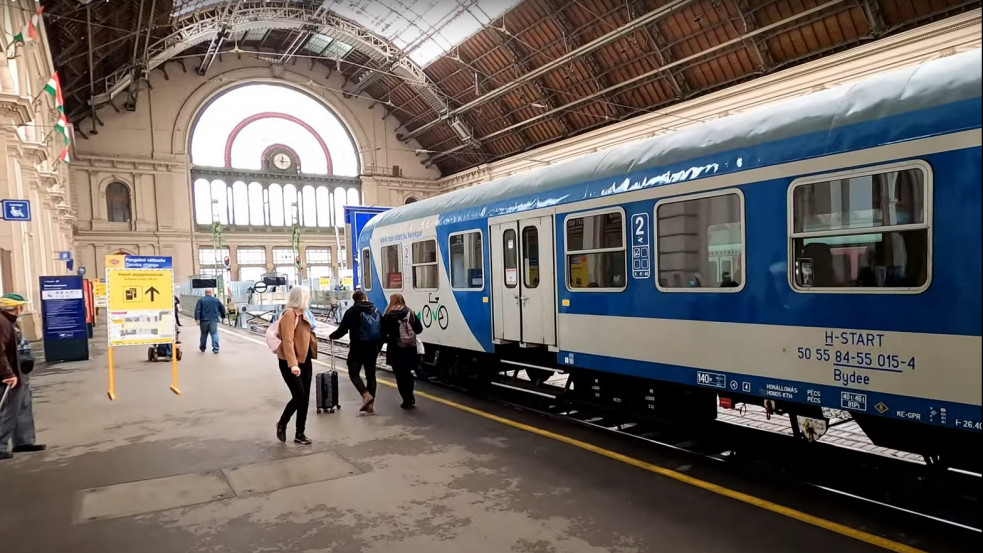 Forró vasúti kocsiban rekedtek az utasok a Keleti pályaudvaron, kitörték az ablakot
