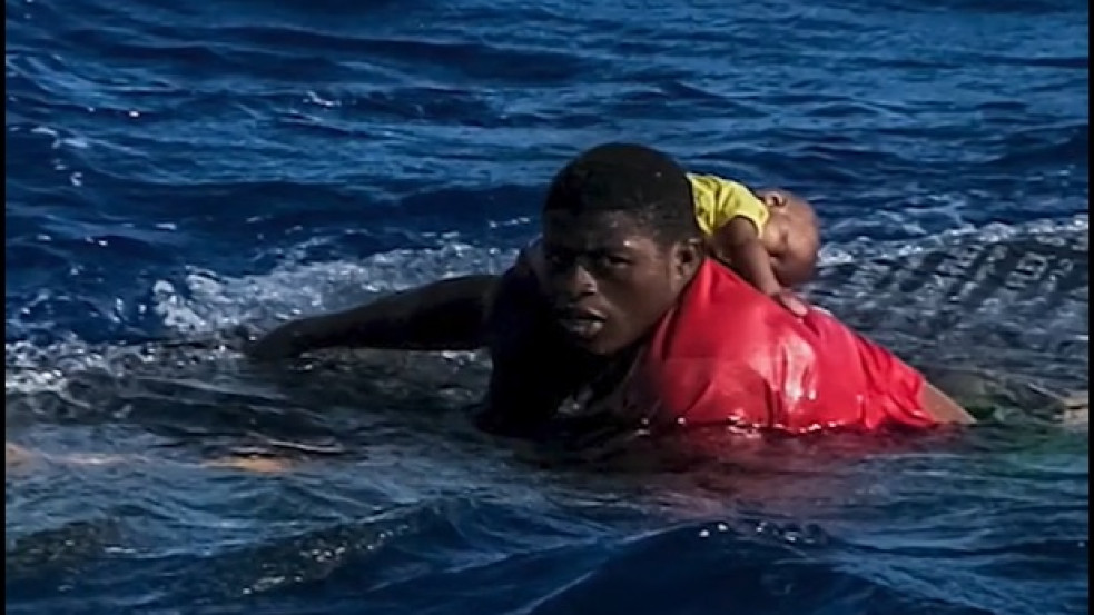 Videó: hajótörést túlélő tinédzser mentett csecsemőt a Földközi-tengeren
