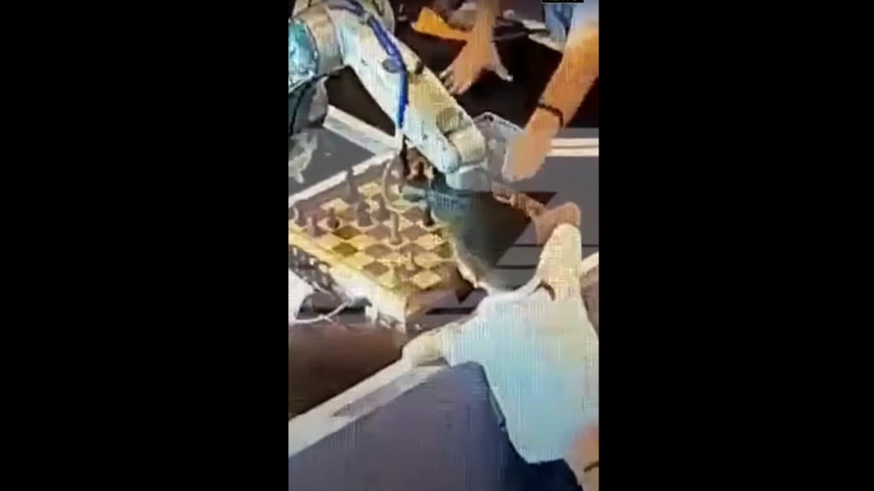 Videó: Robot törte el egy 7 éves kisfiú ujját a moszkvai sakkversenyen