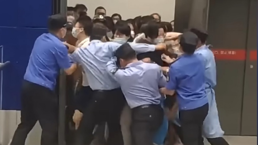 Videó: pánikba esett tömeg próbált kijutni egy sanghaji Ikeából, miután elkezdték lezárni a helyet a Covid miatt