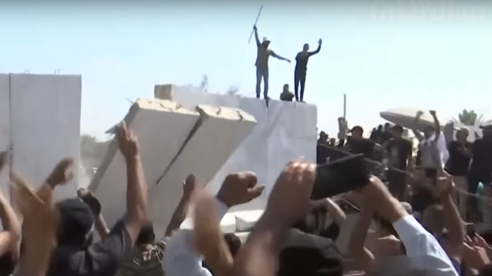 Eldurvuló zavargások Bagdadban: Hollandiának evakuálnia kellett nagykövetségét