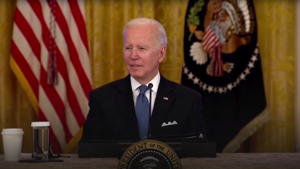 Bekapcsolva maradt Biden mikrofonja: káromkodva anyázta a Fox News újságíróját