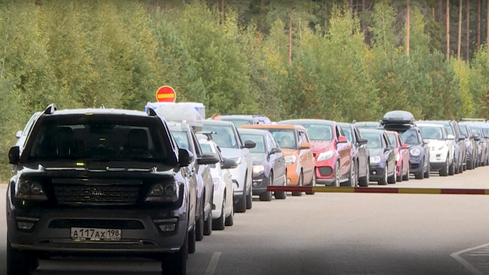 Videó: Kilométeres sorok alakultak ki Oroszország határainál Putyin részleges mozgósításról szóló bejelentése után