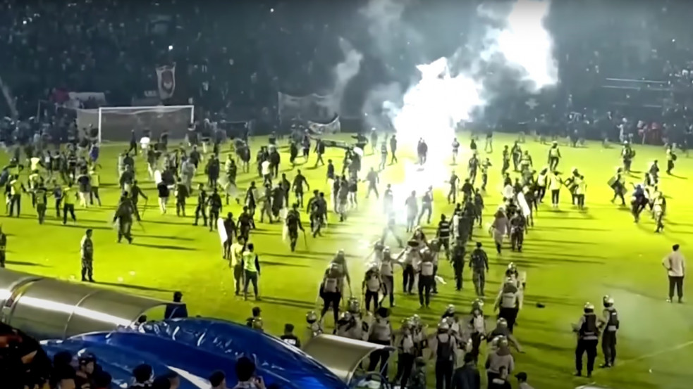 125 ember vesztette életét egy indonéziai focimeccsen