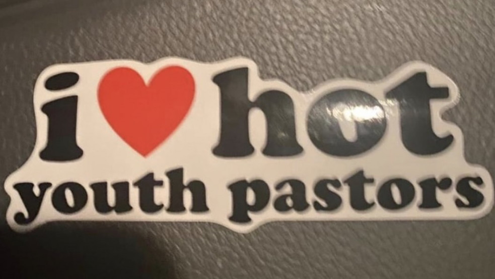 „Szeretem a dögös ifjúsági lelkészeket” - ilyen matricákat osztogatott egy amerikai ifjúsági lelkész az iskolában