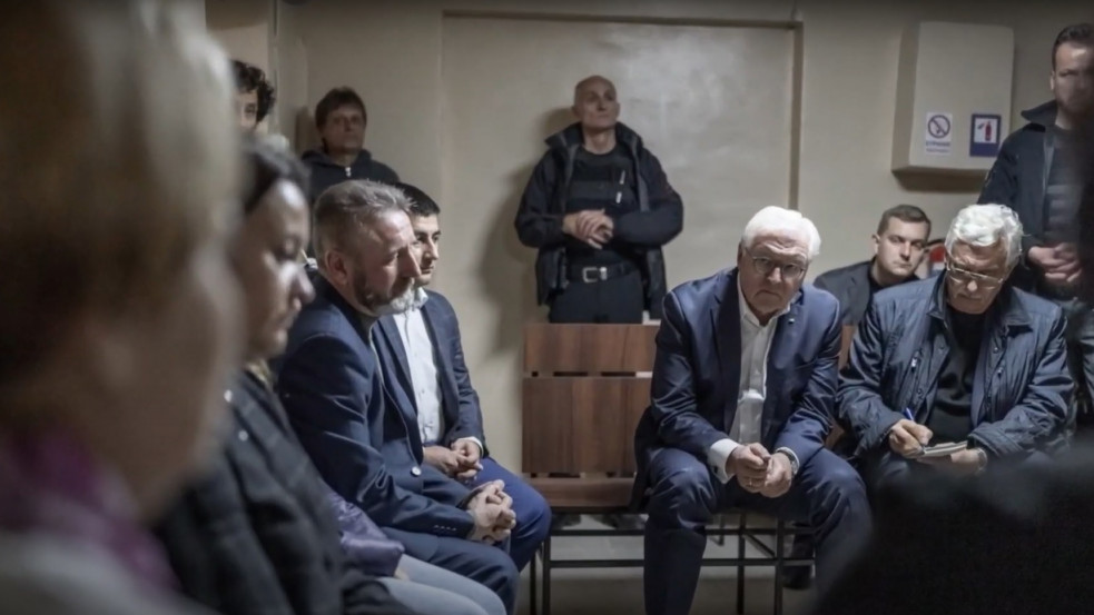 Óvóhelyre menekült a német elnök Ukrajnában