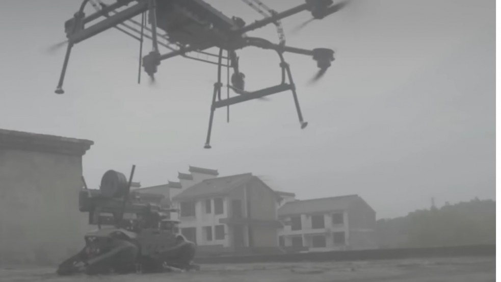 Sokkoló videó: drónnal vetik be a gépfegyveres robotkutyákat Kínában