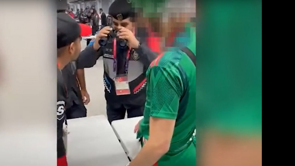 Videó: távcső formájú flaskában próbált alkoholt csempészni a stadionba egy szurkoló Katarban