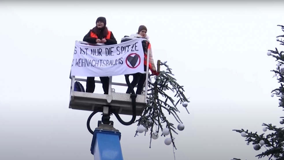 Videó: így csonkították meg klímaaktivisták a német főváros impozáns karácsonyfáját