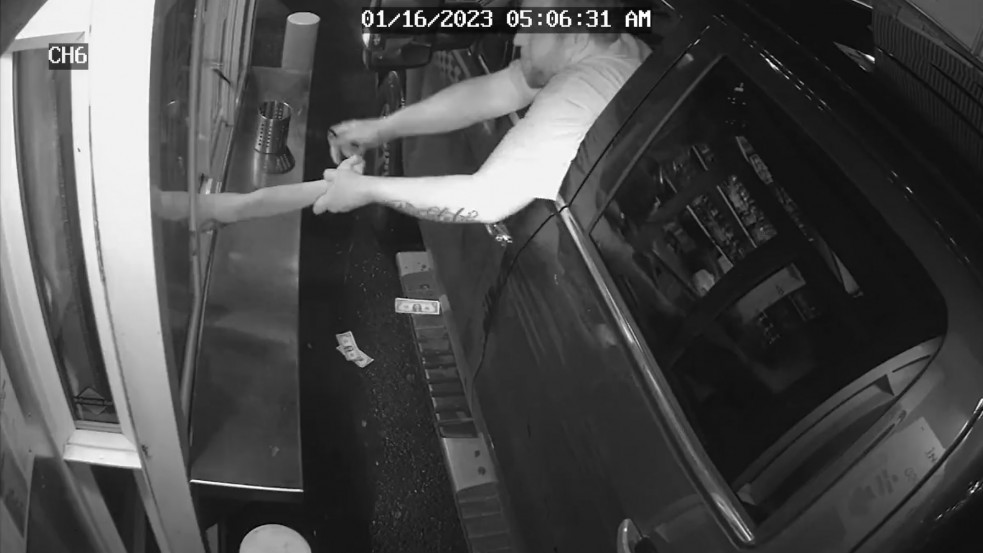 (18+) Nem sokon múlt: így próbálta meg egy autós az ablakon át kirángatni és elrabolni a kávézó alkalmazottját - videó