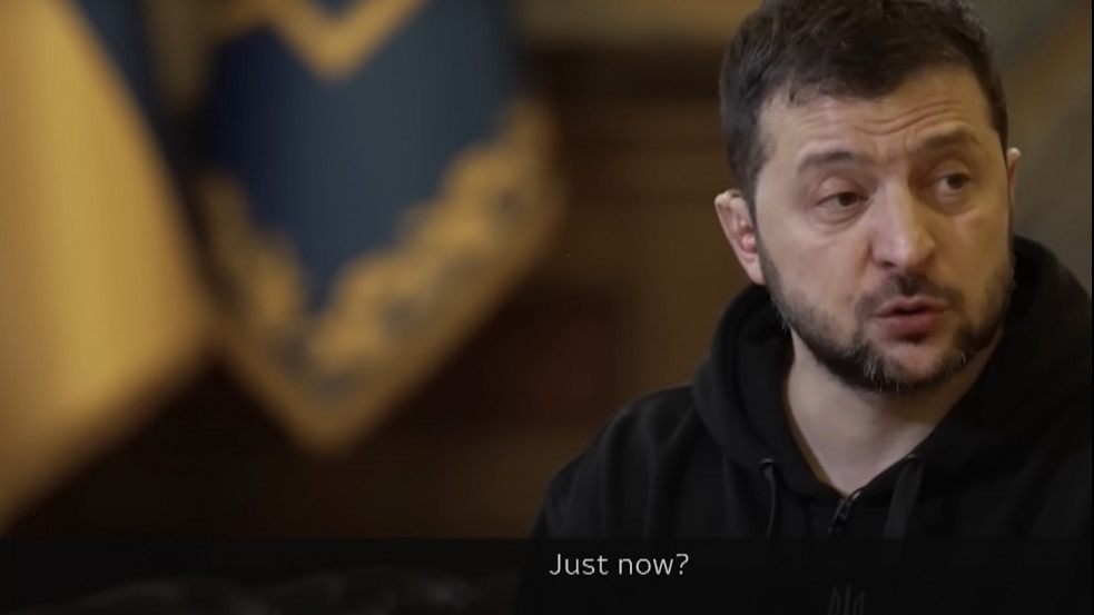 Videó: a pillanat, amikor Zelenszkij egy interjú közepén értesül, hogy megkapják Berlintől a Leopard tankokat