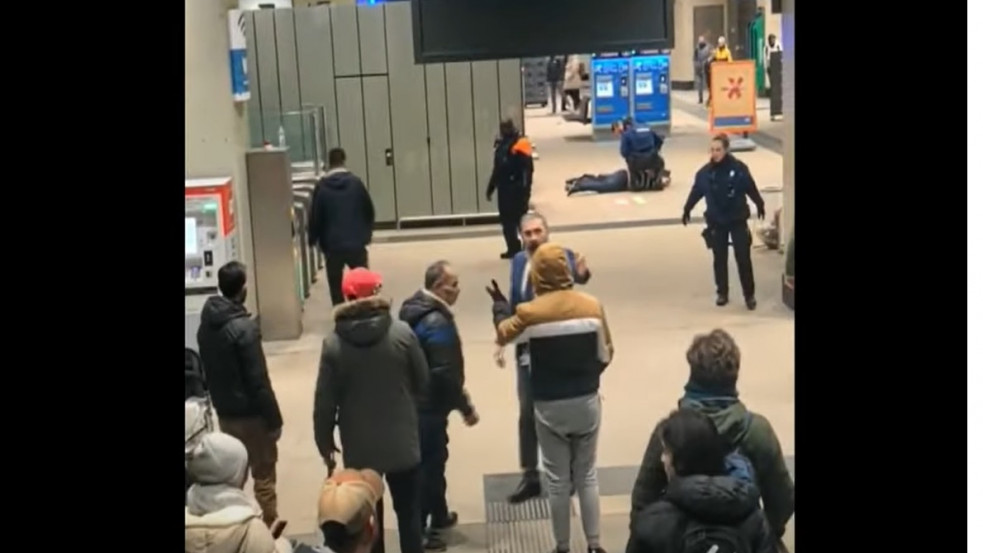 (18+) Késelés Brüsszelben: három embert megsebesített, majd egy babakocsis nőt is próbált megtámadni az ámokfutó
