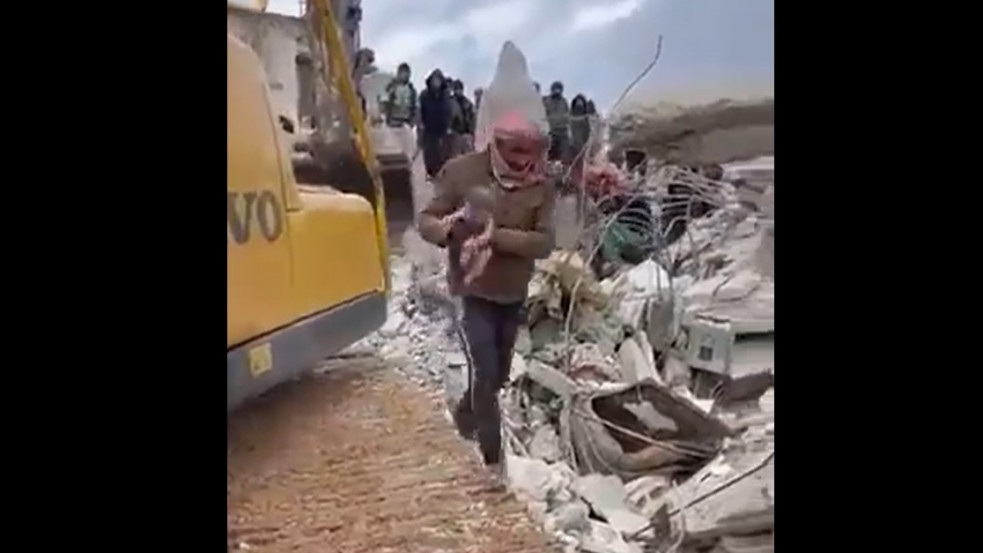 (18+) Egy nő a romok alatt hozta világra gyermekét a földrengés sújtotta Szíriában - felvétel