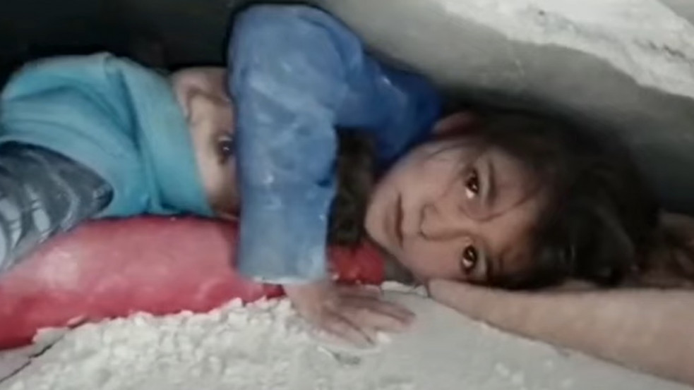 (18+) Gyermeki hősiesség és könnyfakasztó mentőakciók - videó-összeállítás a földrengés utáni állapotokról