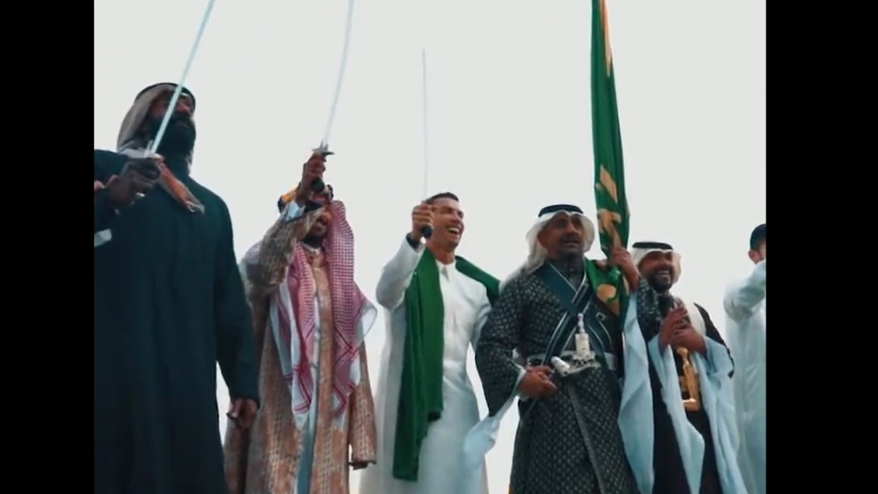 Videón az arab népviseletbe öltözött, kardtáncoló Cristiano Ronaldo