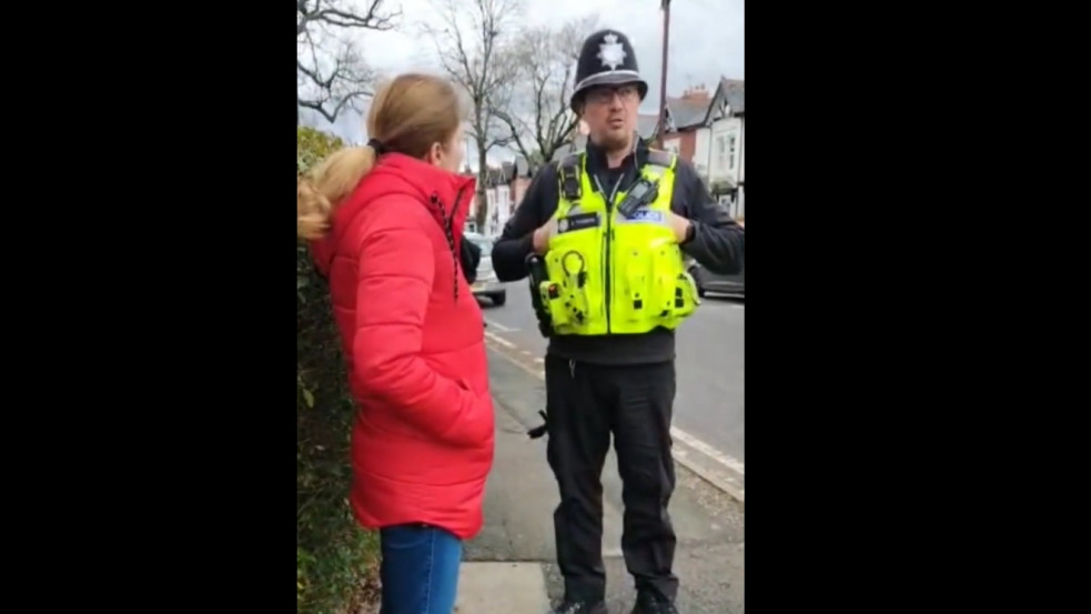 Videó: Megint letartóztattak egy hívőt, amiért egy brit abortuszklinika közelében némán imádkozott