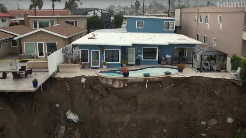Hajszál híja: Centiken múlott, hogy nem vitte el ezt a medencét is a földcsuszamlás Kaliforniában - felvétel