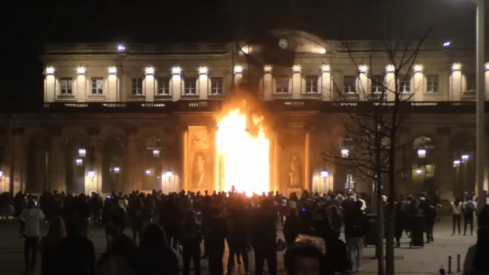 Eldurvult az egymilliós részvételű demonstrációsorozat Franciaországban - anarchisták jelentek meg