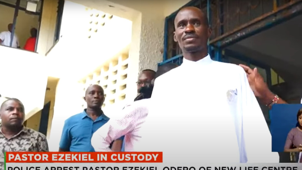 (18+) Letartóztatták Kenya egyik ismert televíziós prédikátorát - a férfit hívei tömeges meggyilkolásával vádolják