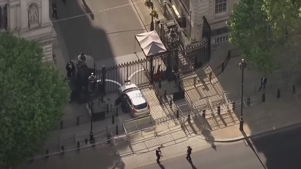 Autó rohant a Downing Street kerítésébe - egyelőre nincs terrorizmusra utaló nyom