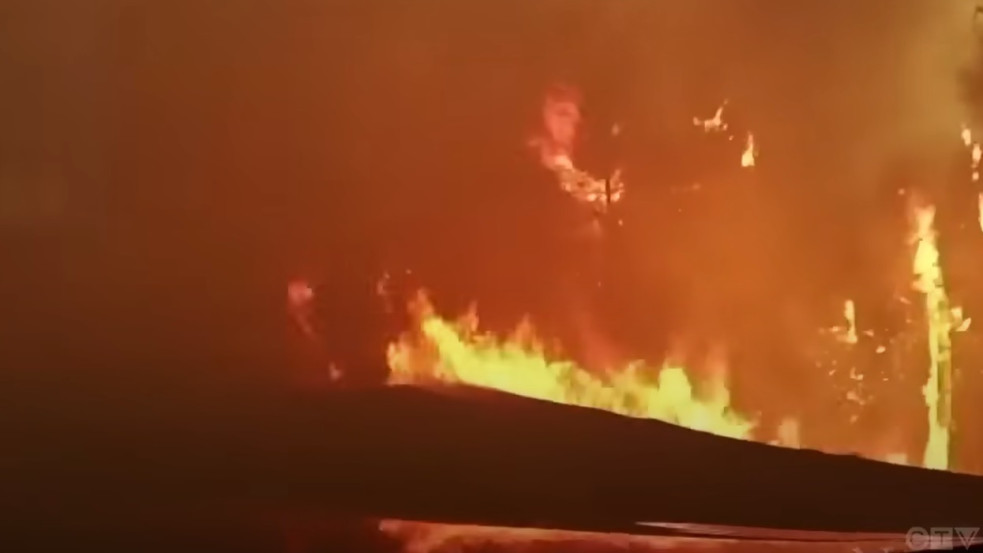 Videó: Így néz ki, amikor kanadai autósok keresztül hajtanak egy brutális erdőtűzön