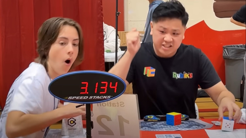 Újabb Guinness-rekord dőlt meg: 3,13 másodperc alatt rakta ki a klasszikus Rubik-kockát az új rekorder - videó