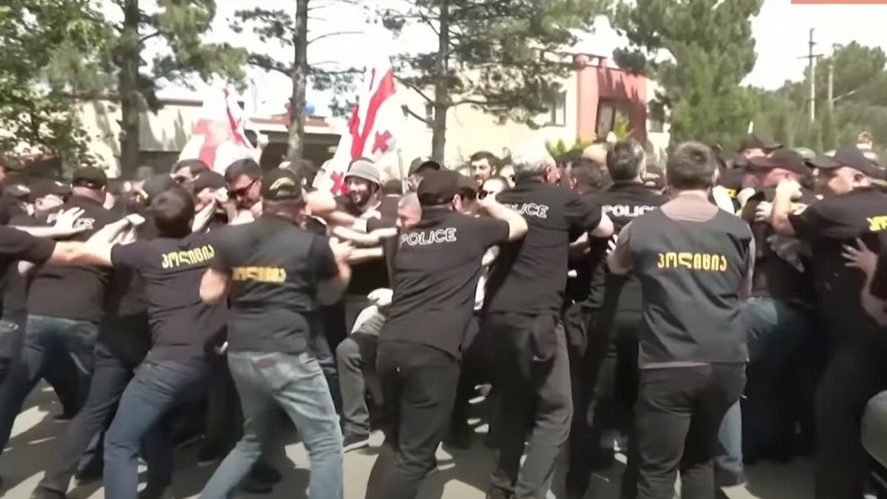 Videó: 2 ezer tüntető szabotálta a grúziai Pride-ot - még ortodox papok is kimentek tüntetni