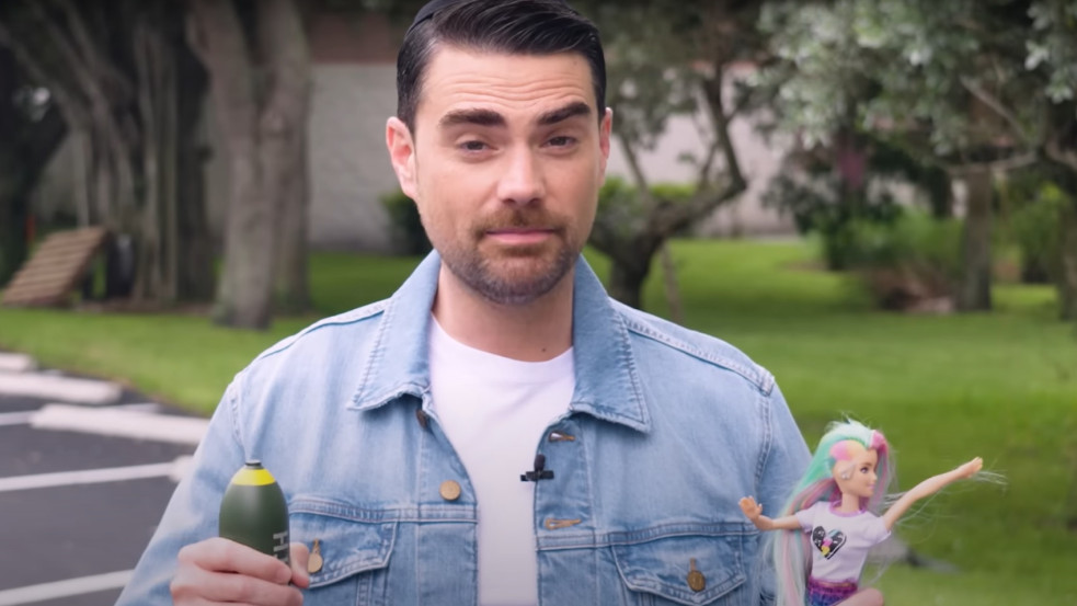 Videó: Annyira férfiellenes és „woke” lett a Barbie-film Ben Shapiro szerint, hogy a mozi után fel is gyújtott egy Barbie-babát