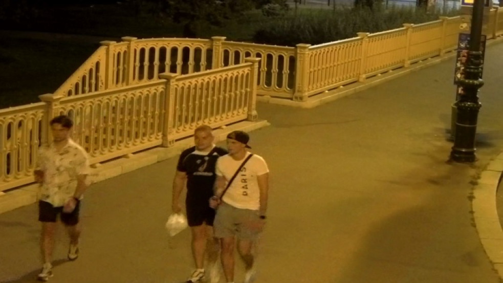 Felismeri őket? Ők törték le a kőkereszteket a Margit hídról