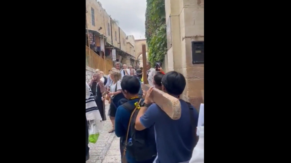 Aggasztó képsorok: radikális zsidók köpködik a keresztény zarándokokat Jeruzsálemben