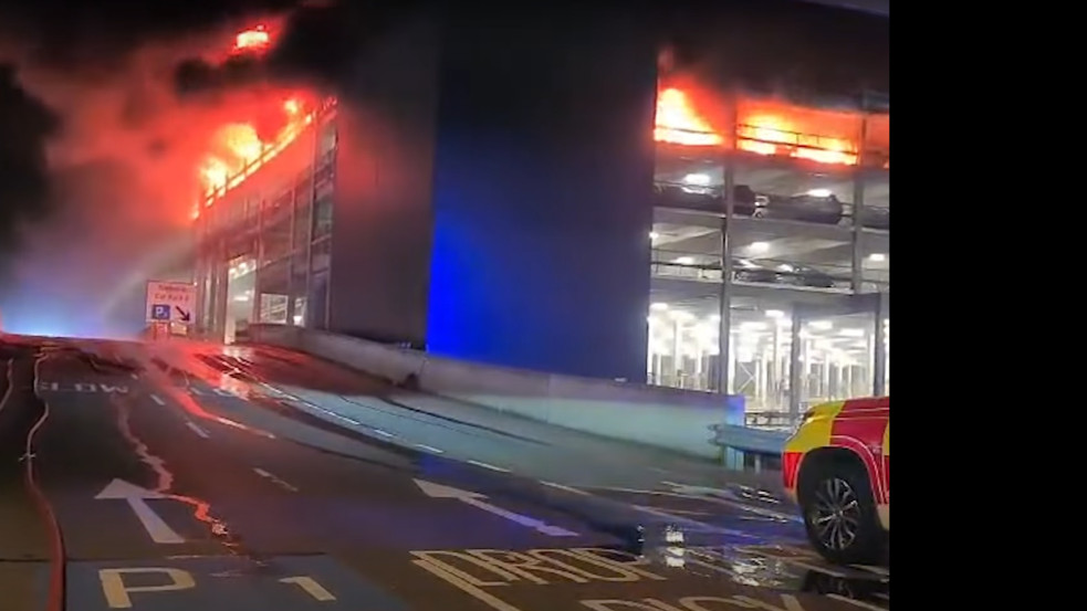Kigyulladt, majd omlásnak indult a londoni reptér parkolóháza - a légiforgalom teljesen leállt