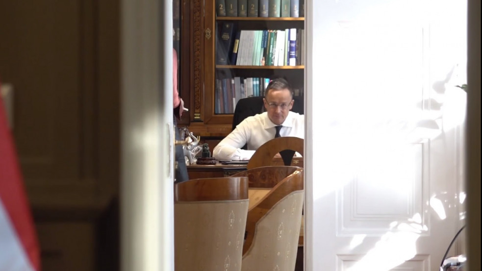 "Most már mindenki biztonságban van" - Sikeresen evakuálták a kijevi magyar nagykövetség egy részét