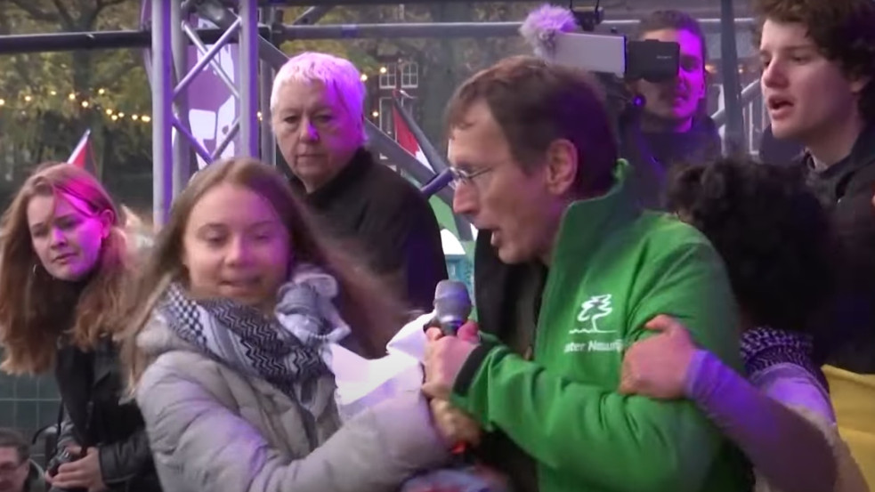 Videó: megpróbálta elvenni Greta Thunbergtől a mikrofont egy klímaaktivista a palesztinpárti üzengetés miatt
