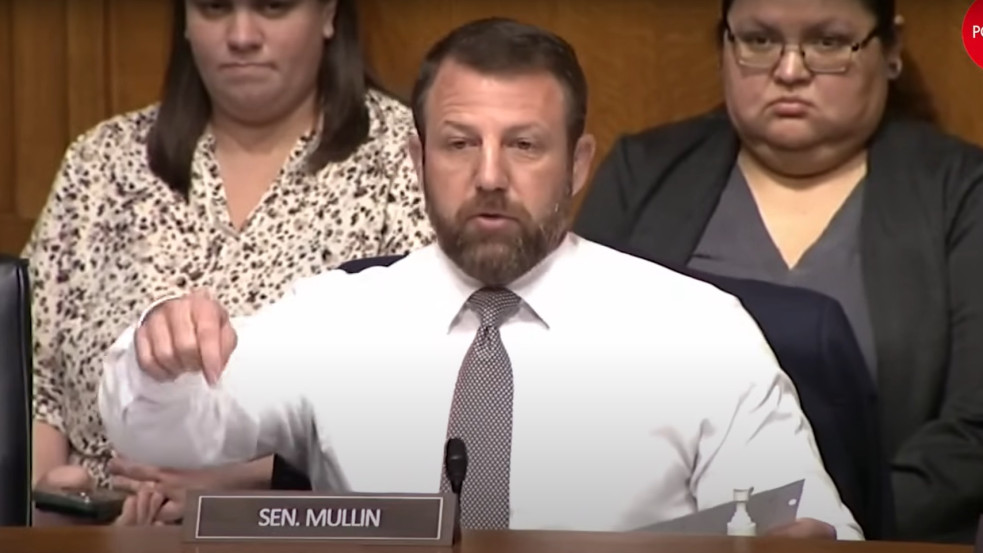 Videó: Kis híján verekedés tört ki egy szenátusi meghallgatáson, Bernie Sanders lépett közbe