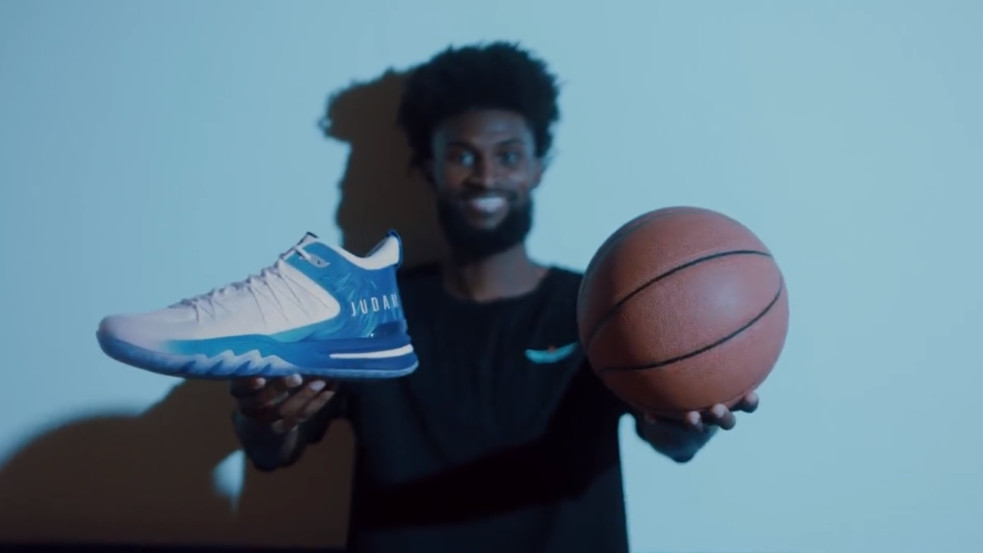 „Felettébb diadalmaskodunk” - Bibliai verssel ellátott sportcipőt dobott piacra egy NBA-sztár