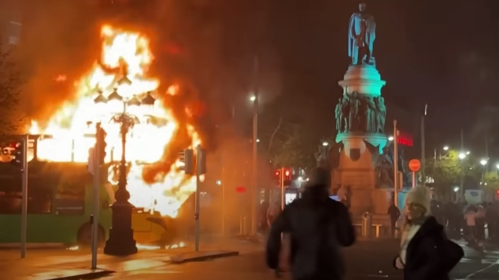 Erőszakos zavargások törtek ki Dublinban, miután kisgyerekeket késelt meg egy férfi az iskola előtt
