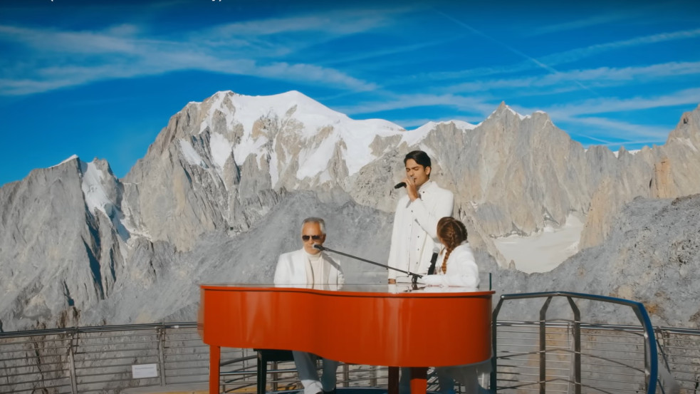 A Mont Blanc-on adta elő karácsonyi dalát Andrea Bocelli két gyermekével
