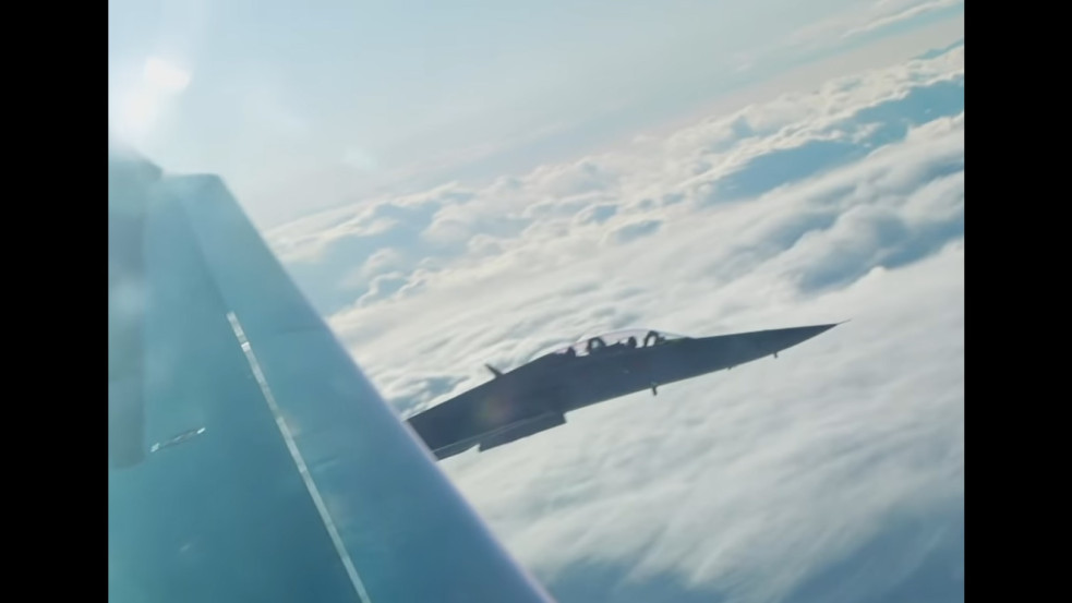 Videó: A svájci légierő vadászpilótái elfogták Szijjártó Péter gépét - a miniszter hozzájárulásával