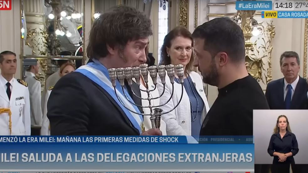 Zelenszkij kapott egy menórát és egy ölelést az argentin elnöktől - felvétel