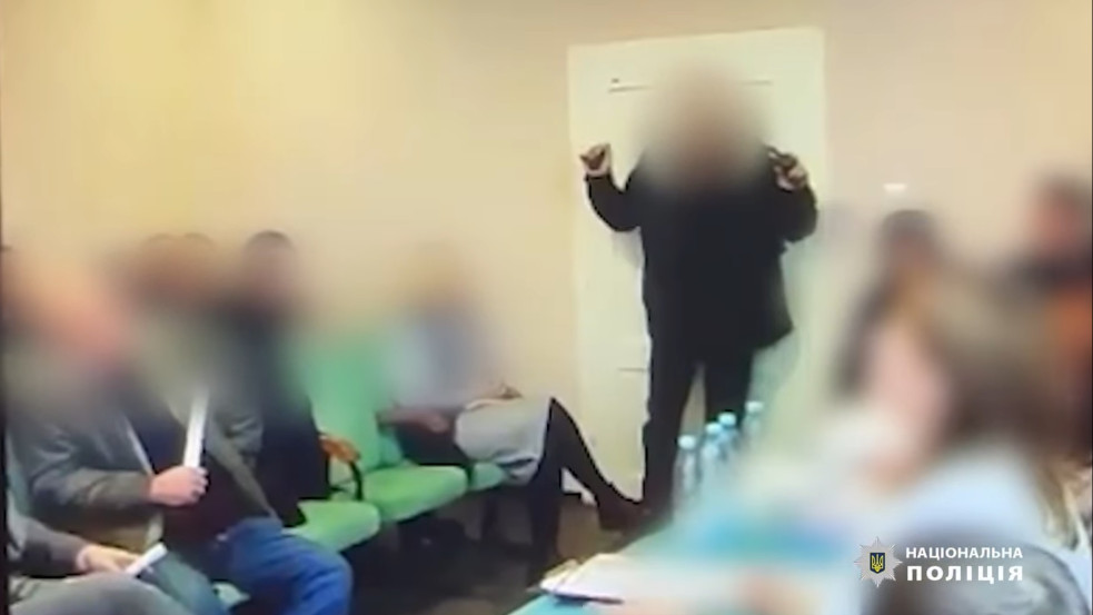 (18+) Gránátokat robbantott egy kárpátaljai képviselő a községi tanácsülésen - 26 sérültről tudni