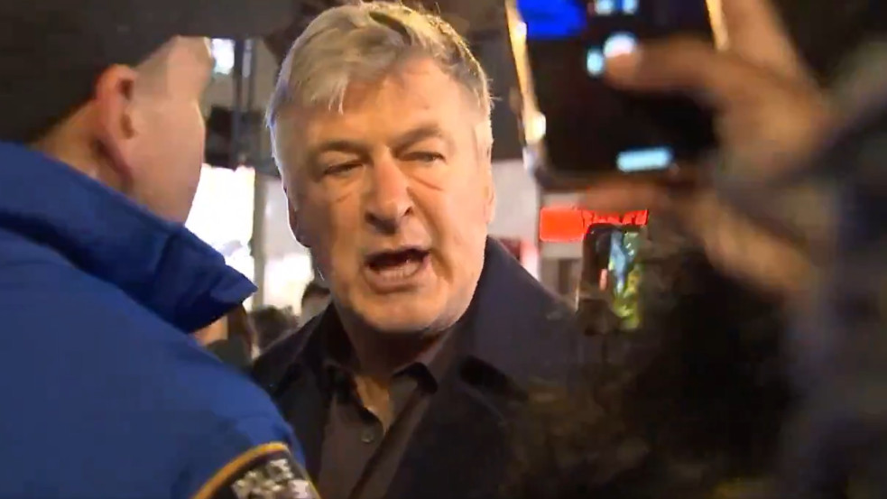 Videó: Izrael-ellenes tüntetőkkel került összetűzésbe Alec Baldwin – rendőrök védték meg