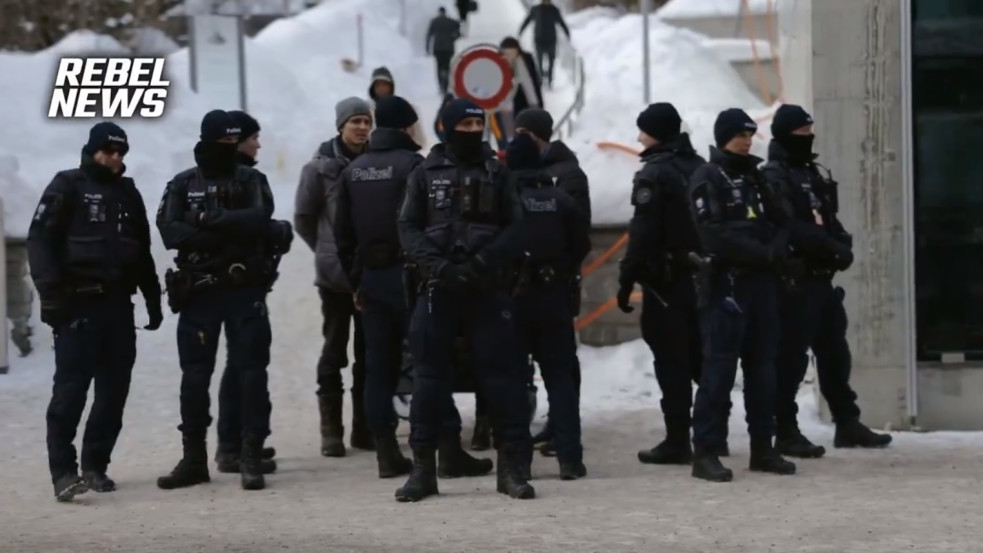 Villámgyorsan elnémították a keresztényeket Davosban - videó