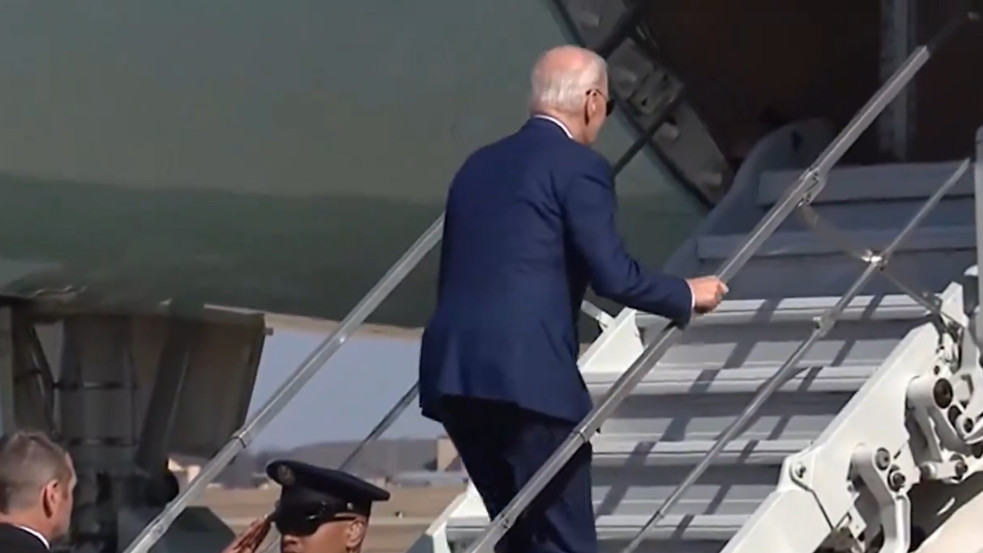 Biden kis híján kétszer is elesett a lépcsőn, ahogy szállt fel a gépre