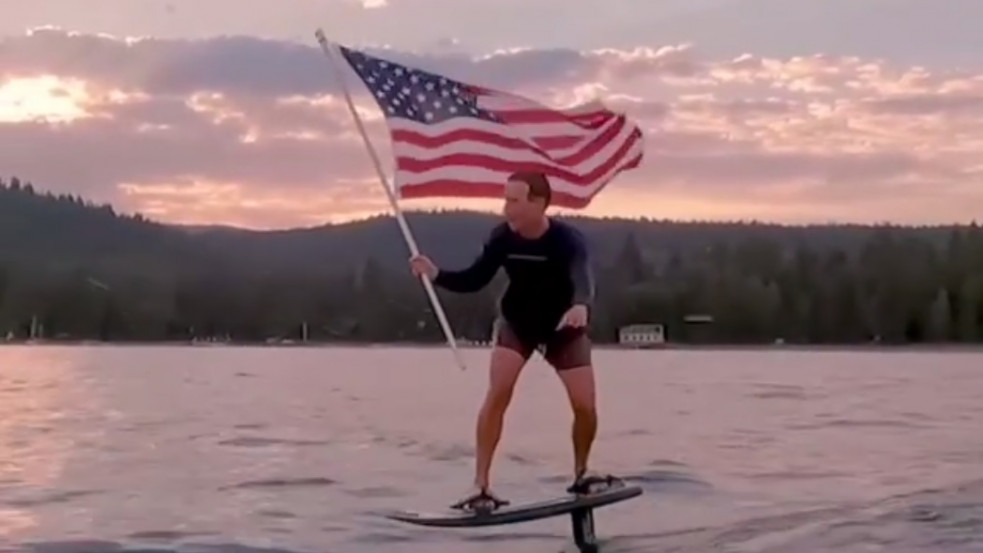 Nem mindennapi performansz: elektromos szörfdeszkán hasítva ünnepelte július 4-ét Zuckerberg